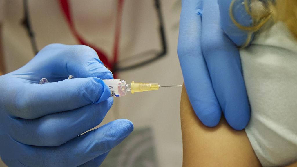 Image d'archive d'un mineur recevant le vaccin contre la grippe lors d'une campagne.
