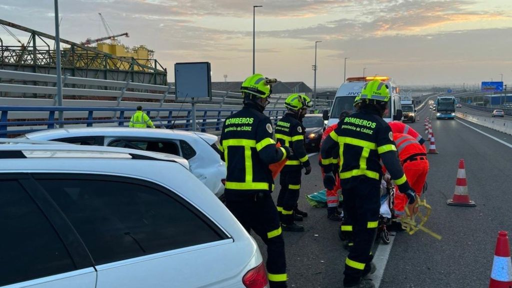 Pompiers de Cadix intervenant dans un accident de la route