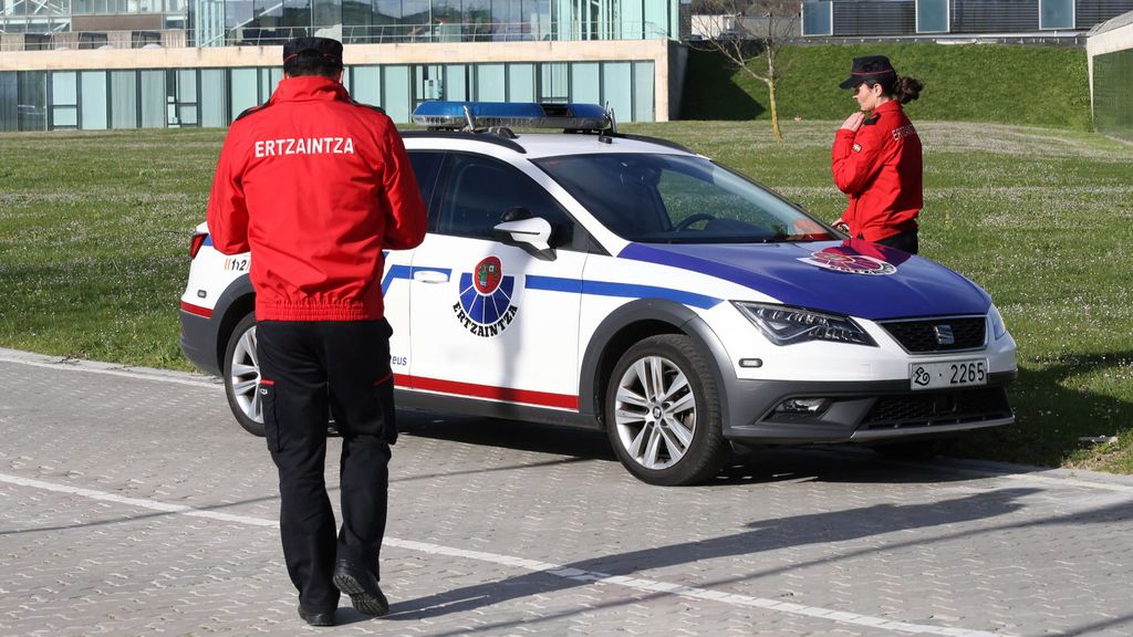 Agents et véhicule d'Ertzaintza