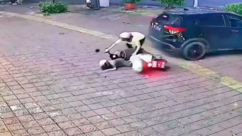 Le danger d'une mère chinoise avec la moto : elle écrase son petit fils