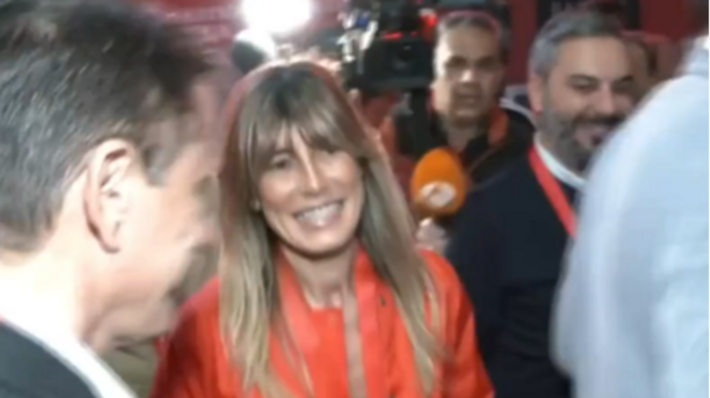 Begoña Gómez, applaudie à son arrivée au Congrès fédéral du PSOE