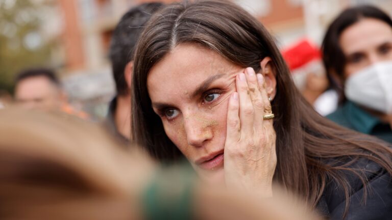 La reine Letizia refuse de monter dans la voiture et continue d'écouter les personnes touchées par Paiporta