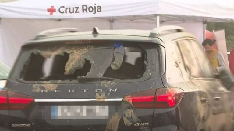 Les habitants de Paiporta attaquent la voiture de Pedro Sánchez avec des pelles et des coups de pied