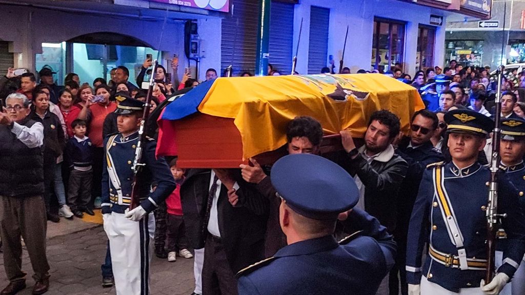 Photographie d'une veillée funéraire pour la capitaine Diana Estefanía Ruiz, ce mercredi à Pillaro (Équateur).