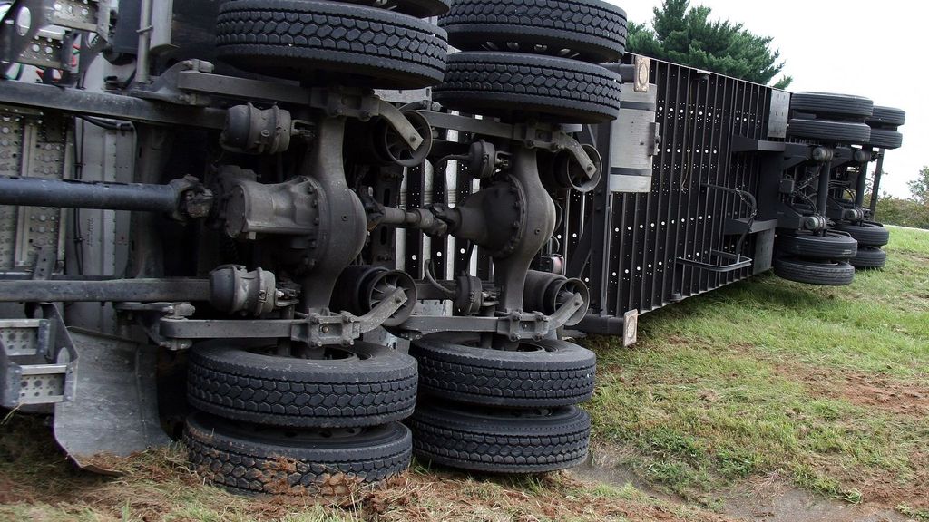 Camion renversé dans un champ