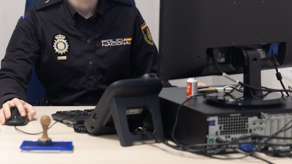 Agent à côté d'un ordinateur