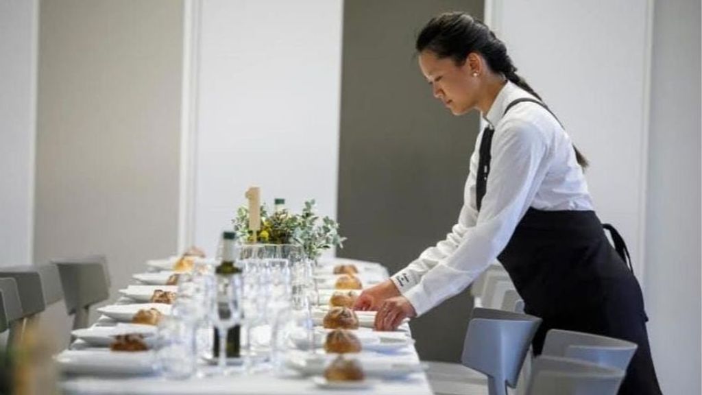 Haizea Jingsi veille au moindre détail pour que les tables soient parfaites à l'arrivée des convives