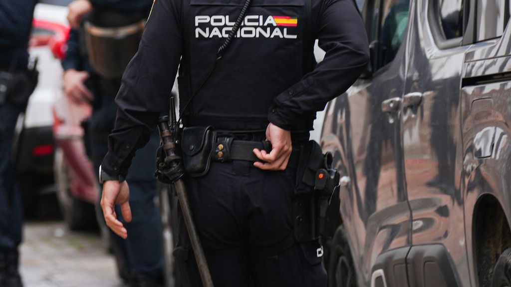 Agent de la Police Nationale, le dos tourné