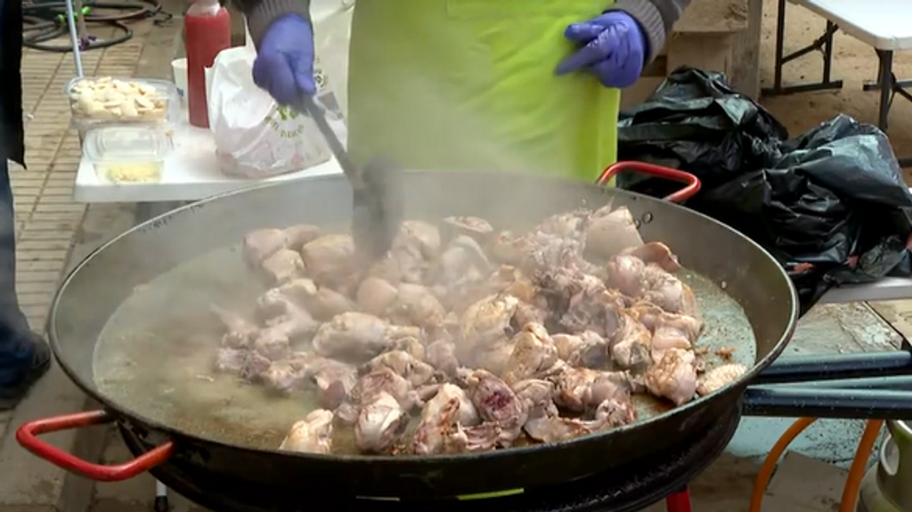 Paiporta distribue une paella chaude aux voisins touchés par DANA
