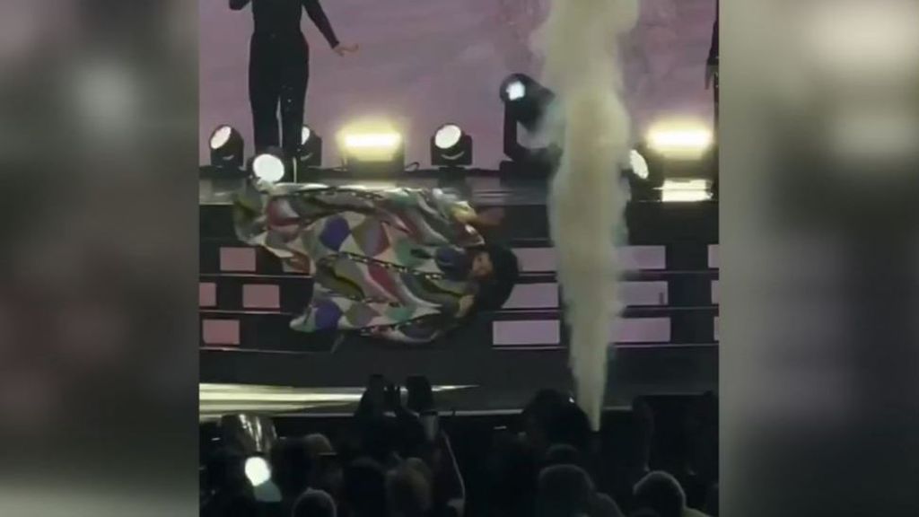 La chute spectaculaire de Laura Pausini en plein concert après s'être emmêlée dans sa robe