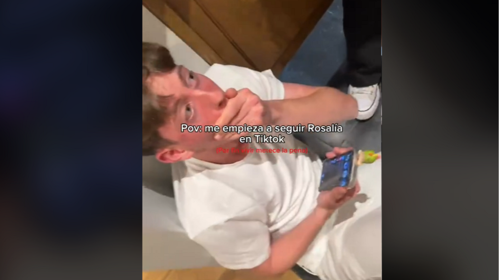 La joie virale d'Álvaro, un jeune de Ponferrada, en apprenant que Rosalía a commencé à le suivre sur les réseaux sociaux