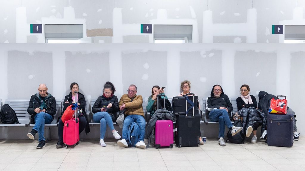 Plusieurs personnes avec des valises à la gare de Chamartín, le 30 octobre 2024