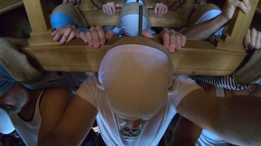 C'est ainsi que vous vivez de l'intérieur une étape de la Semaine Sainte à Séville : les costaleros de Jesús de la Paz