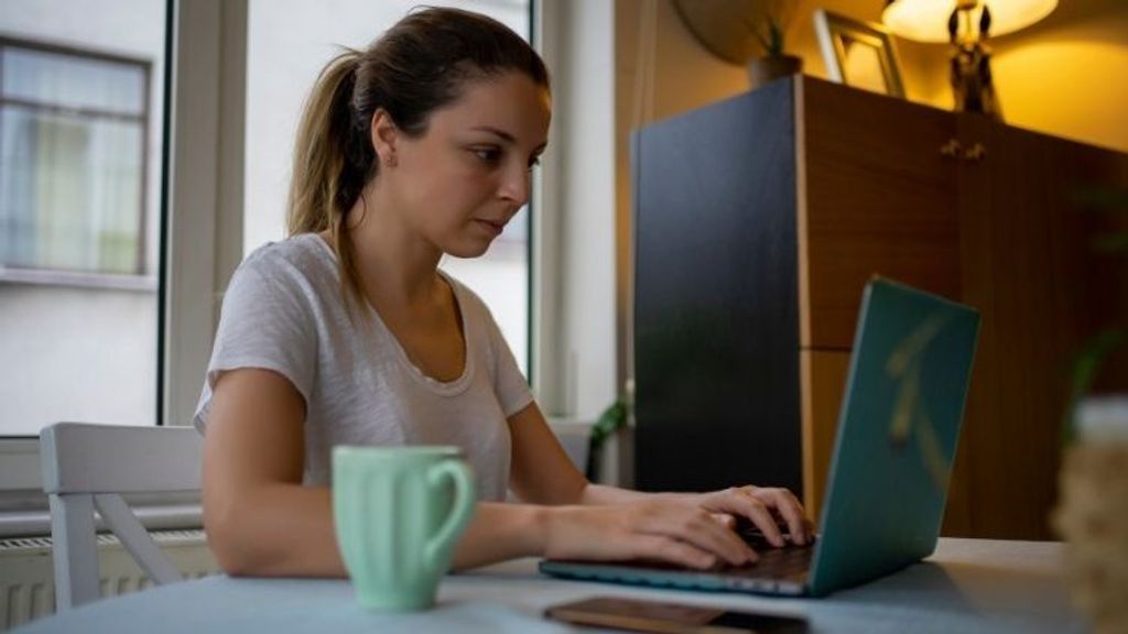 Une femme travaillant devant l’ordinateur.