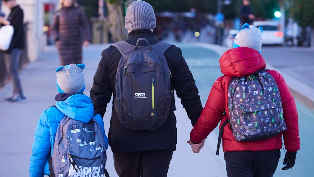 Dossier - Un père, avec ses deux enfants, se promène à l'abri avec l'arrivée de la tempête Gérard, le 16 janvier 2023 à Séville (Andalousie, Espagne). La tempête, baptisée Gérard, pénètre dans la péninsule ibérique le long de la côte atlantique. une tempête