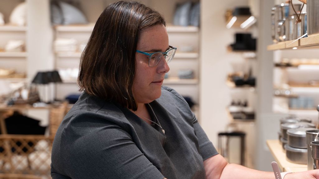 Rosa, avec une déficience intellectuelle, travaille chez Zara Home.