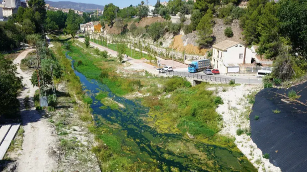 Les travaux de reconstruction se termineront par l'installation d'une passerelle