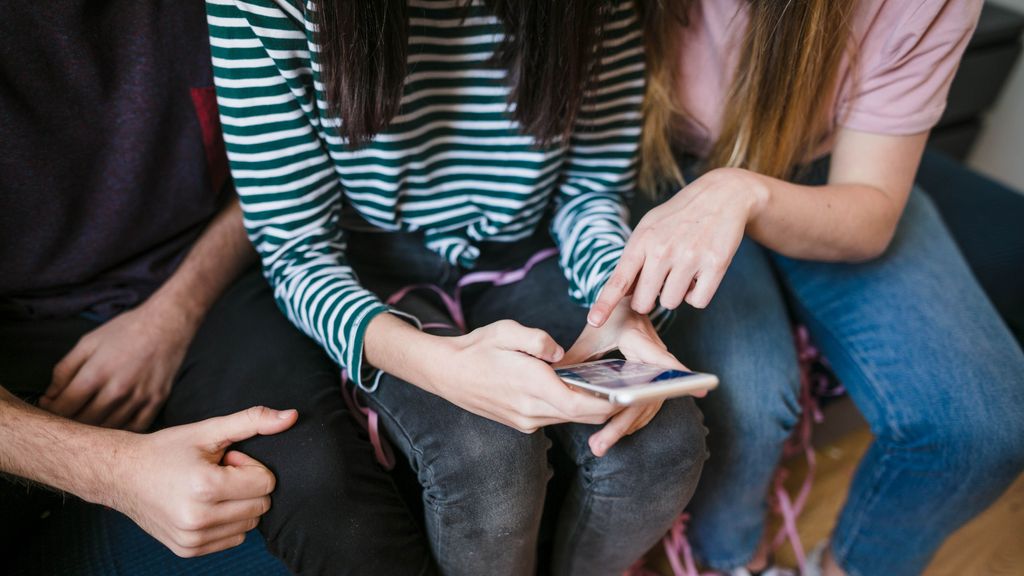 Jeunes vérifiant un téléphone portable