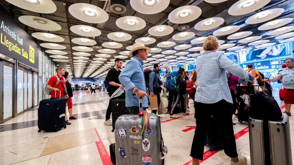 Dossier - Plusieurs personnes avec des valises dans le terminal T4 de l'aéroport Adolfo Suárez Madrid-Barajas, le 30 août 2024, à Madrid (Espagne).