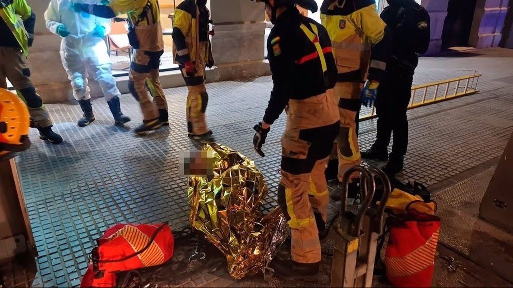Moment de sauvetage d'une personne d'un conteneur souterrain dans la capitale Malaga
