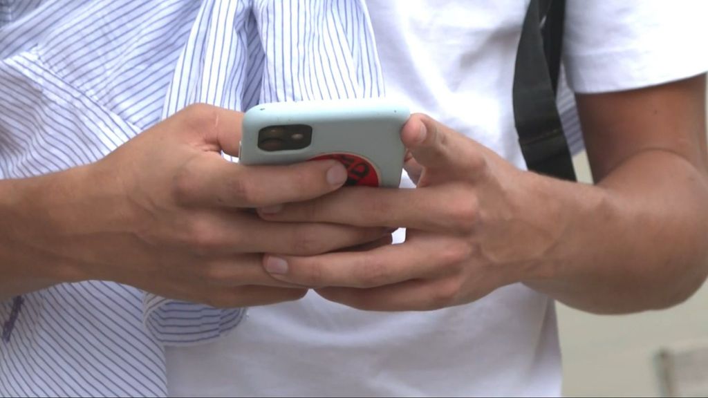 Les experts, face à l'abus des écrans et ses effets sur les mineurs : du retour aux téléphones mobiles analogiques à la déconnexion des réseaux