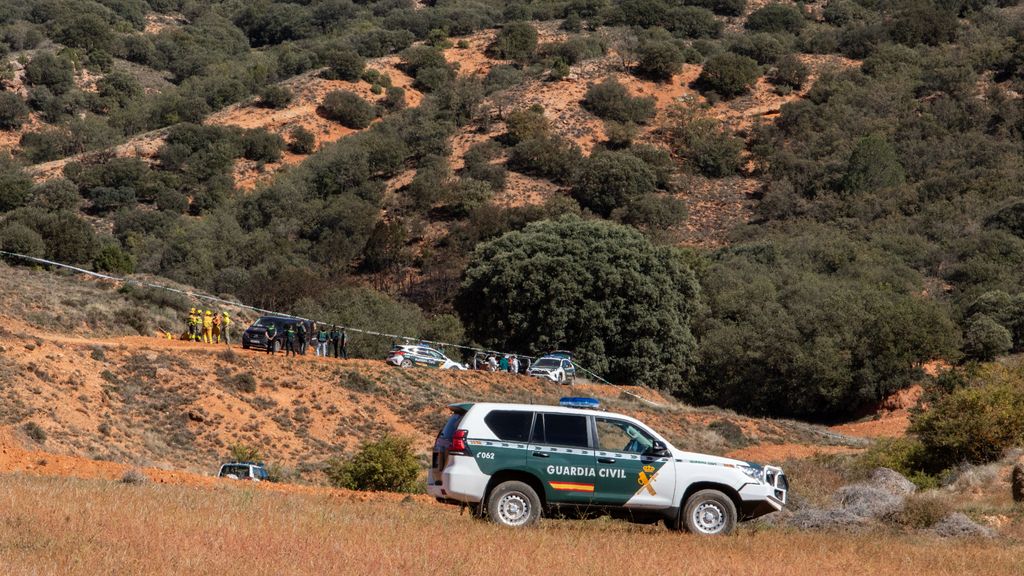 Plusieurs véhicules de la Garde Civile à proximité de la zone où est tombé le F18 à Teruel