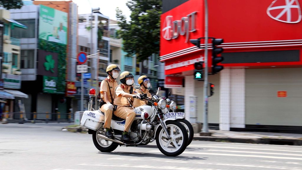 Des policiers vietnamiens patrouillent dans les rues de Hô Chi Minh-Ville