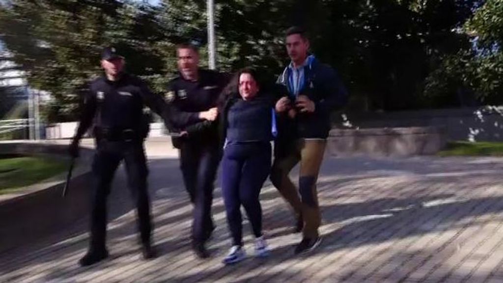 L'accusé est escorté par la police pour éviter d'être battu, dans 'Voyons voir'.