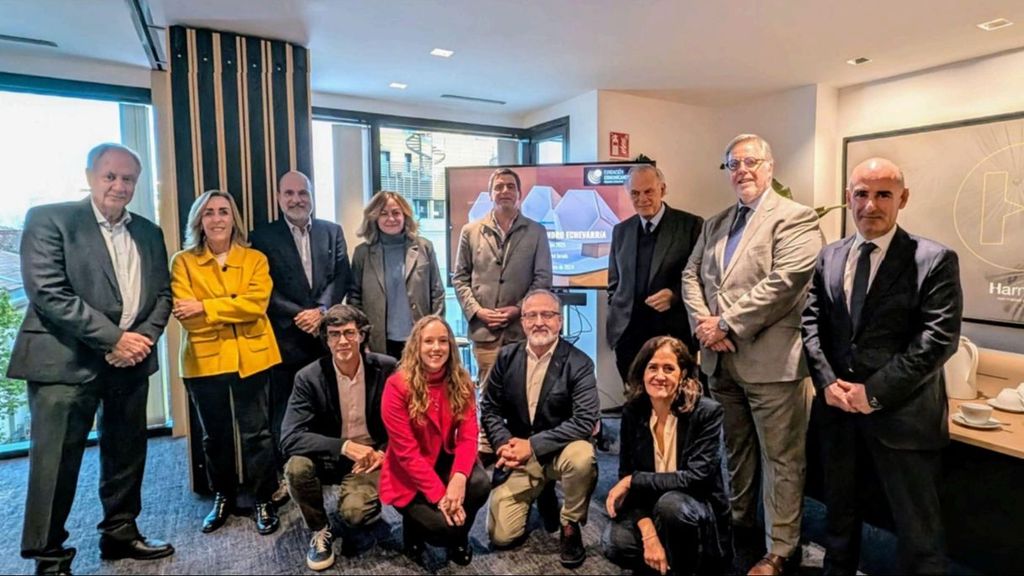 Fait partie des 19 membres du jury des prix Alejandro Echevarría