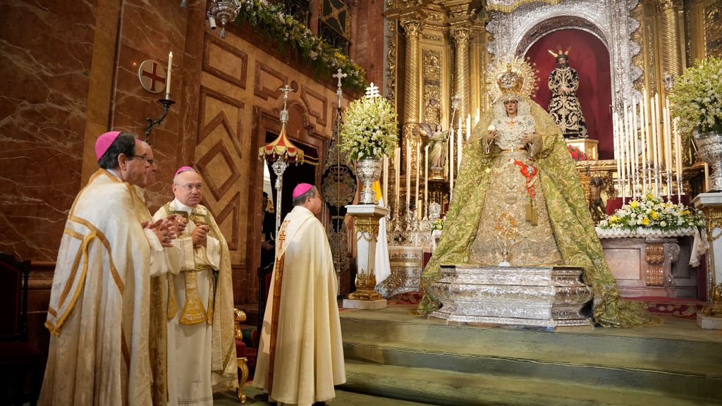 Le pape François remet la Rose d'Or à la Vierge de l'Espérance de la Macarena