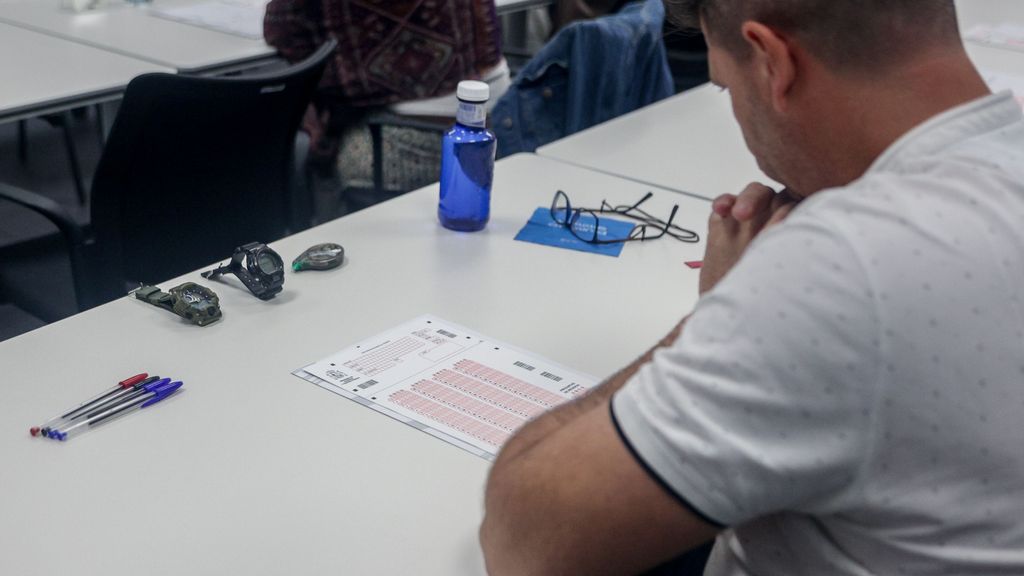 Image d'archive d'une personne passant un examen d'opposition