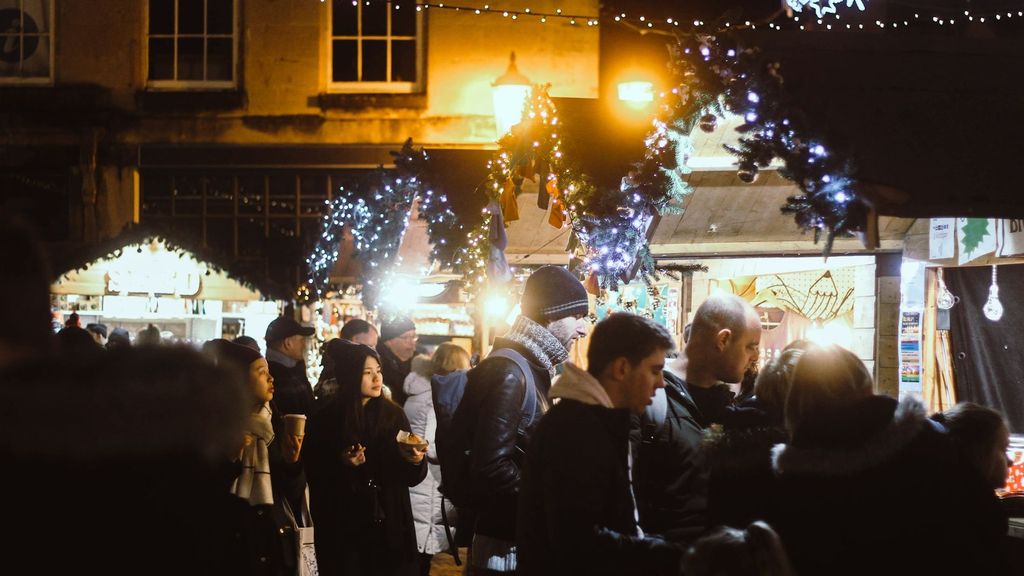 Faire du shopping sur un marché de Noël