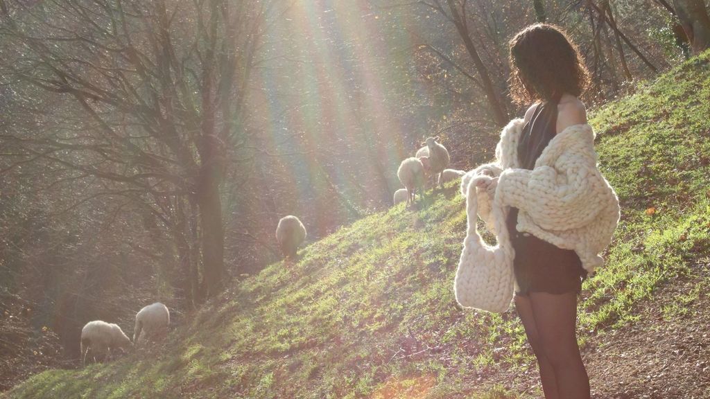 Alaine Albisu utilise des matières naturelles pour confectionner ses sacs et vêtements