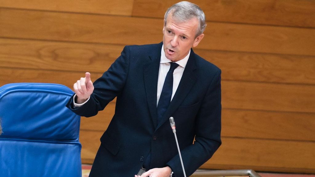Le président de la Xunta, Alfonso Rueda, lors de la séance de contrôle du Parlement de Galice