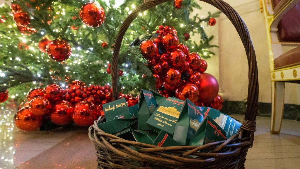 Panier de Noël avec des cadeaux