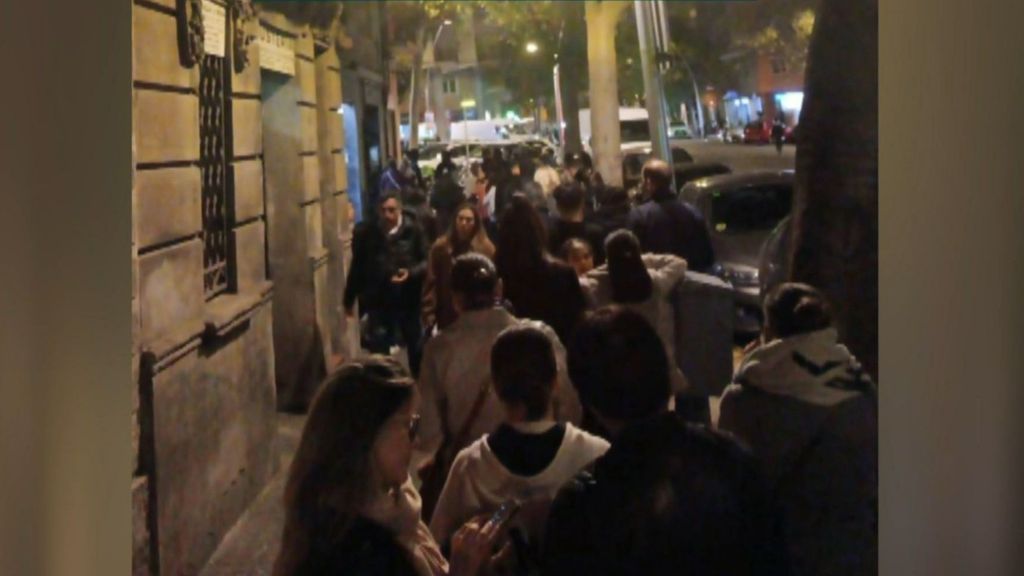Files d'attente pour voir un appartement de 50 mètres à louer à Barcelone pour plus de 900 euros : "L'escalier s'est effondré, c'est dantesque"