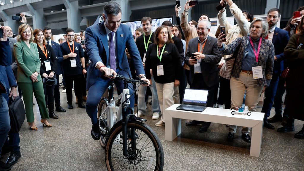 Pedro Sánchez monte sur un vélo alimenté à l'hydrogène vert lors d'un événement pour le FP