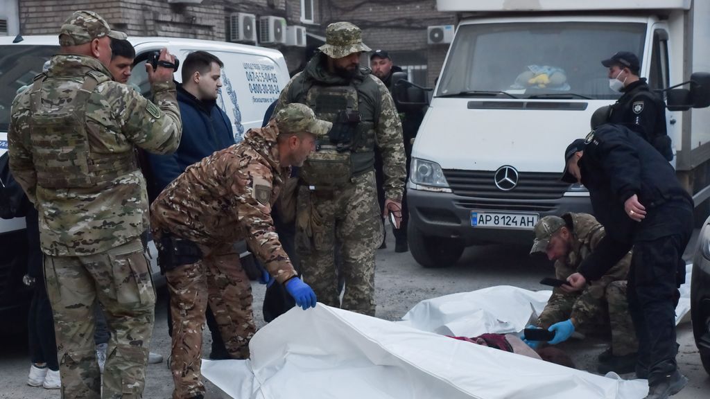 Des soldats ukrainiens recueillent les corps des victimes des bombardements russes dans des sacs dans la province ukrainienne de Zaporizhzhia