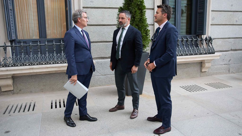 Le président du PP, Alberto Núñez Feijóo (i) s'entretient avec le président de VOX, Santiago Abascal (c), à la sortie d'une séance plénière à la Chambre basse,