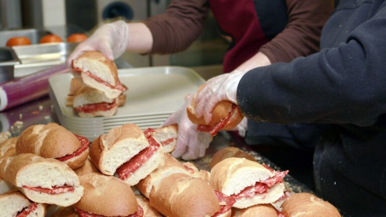 Il leur a servi un sandwich à la mortadelle