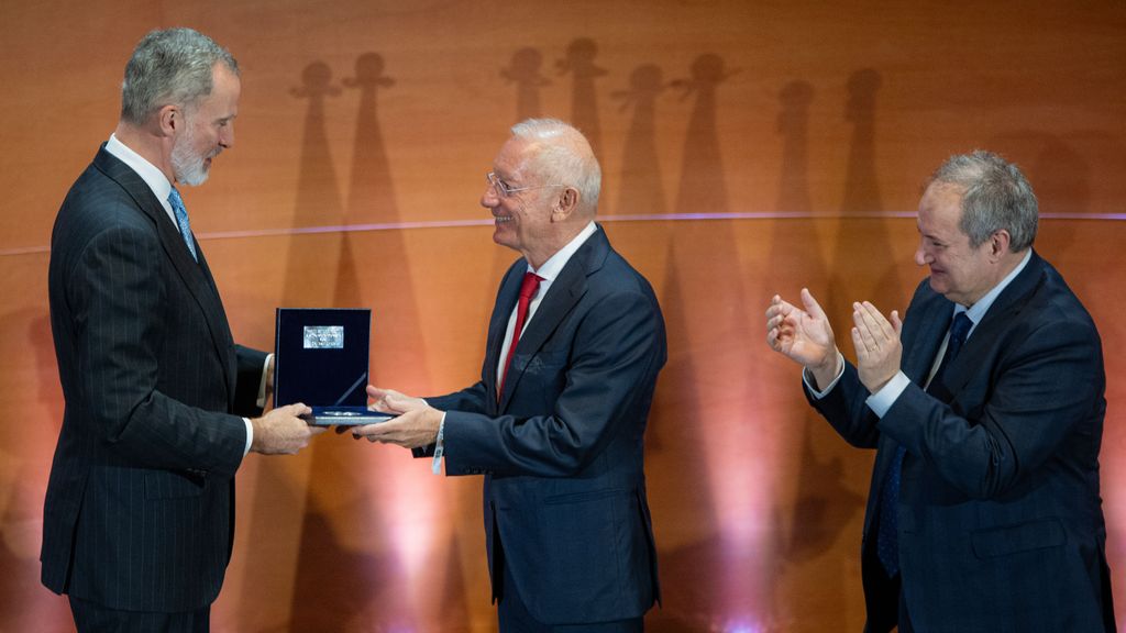 Le roi Felipe VI, le président et fondateur de Mango, Isak Andic, et le ministre de l'Industrie et du Tourisme, Jordi Hereu