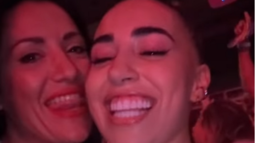 Le baiser de Nagore Robles et Carla Flila au concert de Karol G