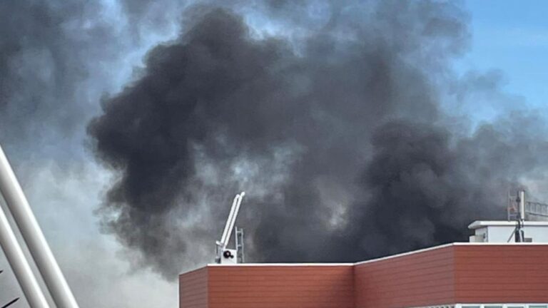 Un incendie laisse une intense colonne de fumée dans le ciel du centre de Madrid