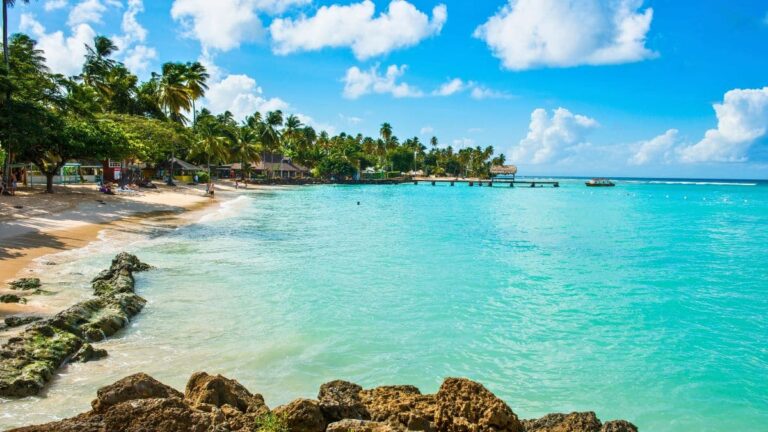 Une destination populaire des Caraïbes déclare l'état d'urgence face à une recrudescence de la violence des gangs