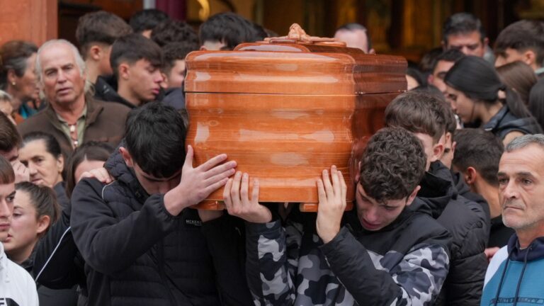 Les adieux émouvants à Aarón, décédé à Gerena après avoir été poignardé, entre les larmes