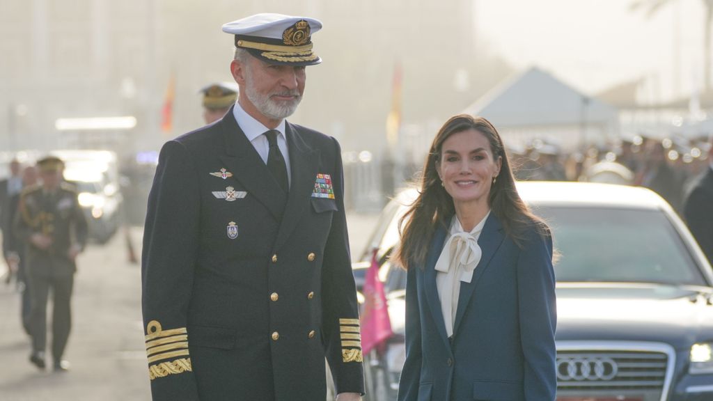 Les adieux émouvants des rois Felipe et Letizia à la princesse Leonor après avoir appareillé à Elcano, en images