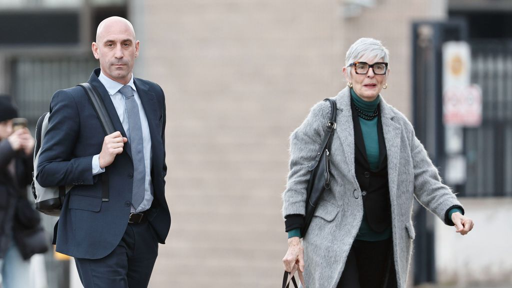 L'ancien président de la Royal Football Federation, Luis Rubiales, et son avocat Olga Tubau à son arrivée à la Cour nationale
