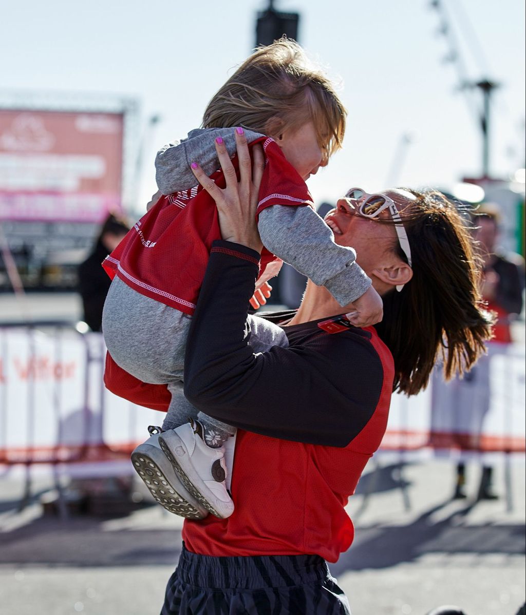 Elena avec sa fille après avoir terminé une course.