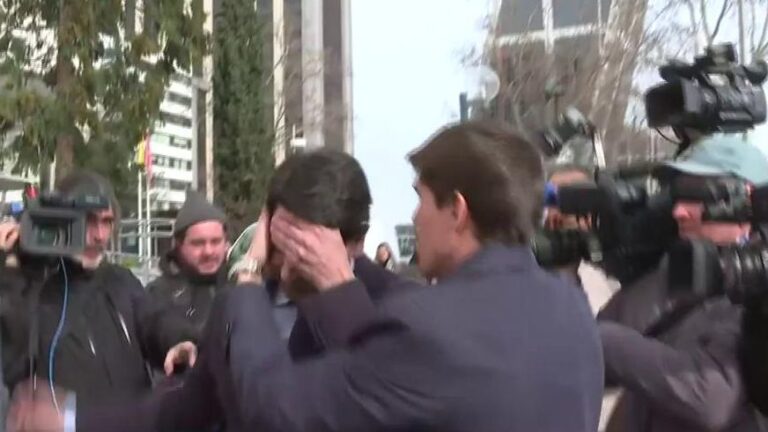 Le coup sur le front avec une caméra de télévision de Díaz Ayuso
