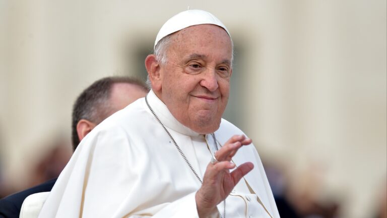 Le pape François est toujours critique et une insuffisance rénale est ajoutée